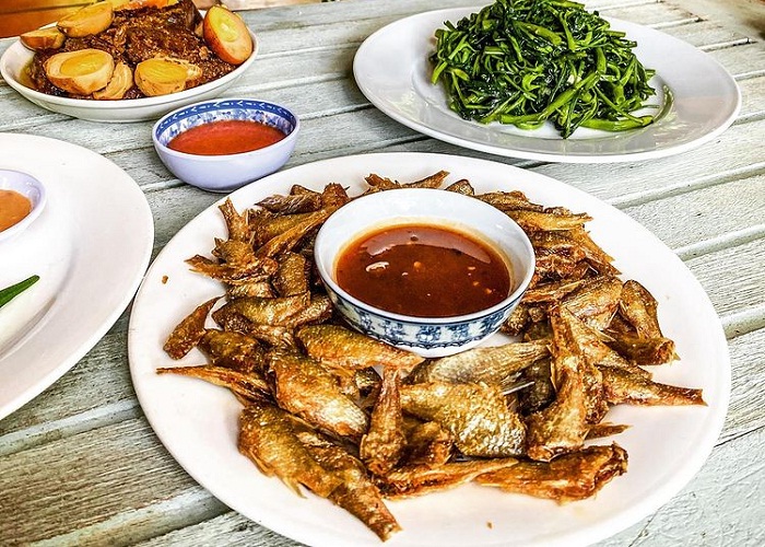 Bữa cơm tại Bà Đất Eco Homestay