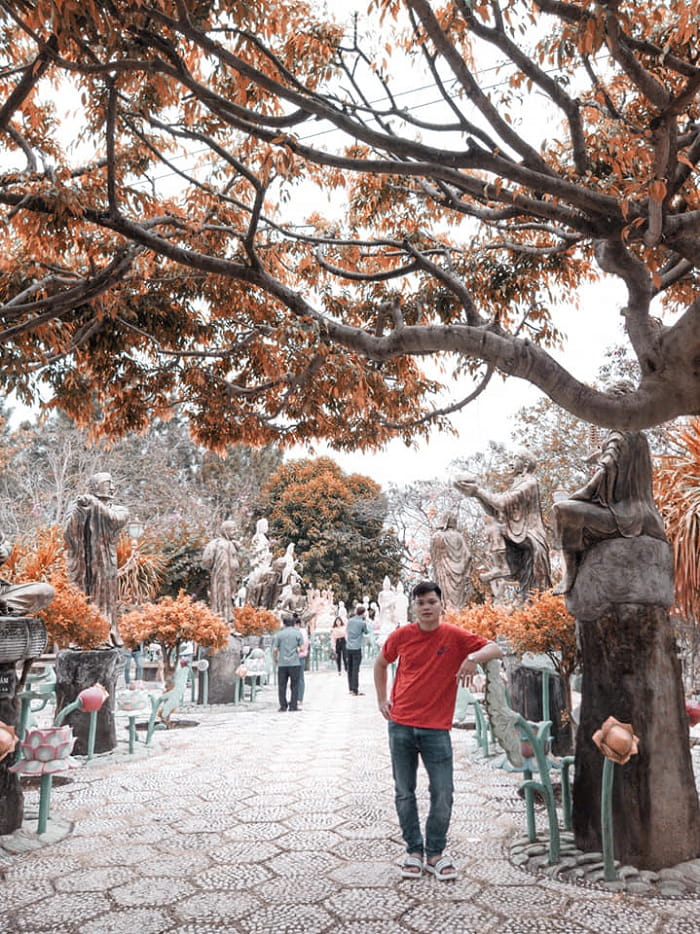 Vườn tượng tại chùa Hiển Mật