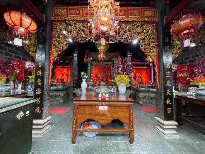 Không gian thờ tự bên trong chùa