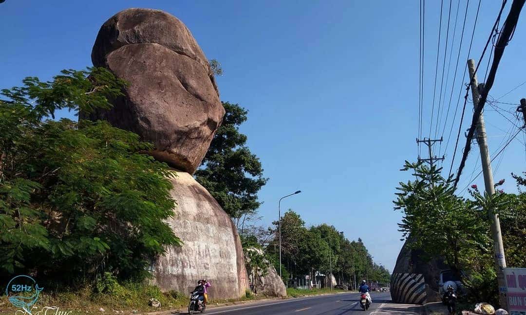 Đá Ba Chồng trên quốc lộ 20