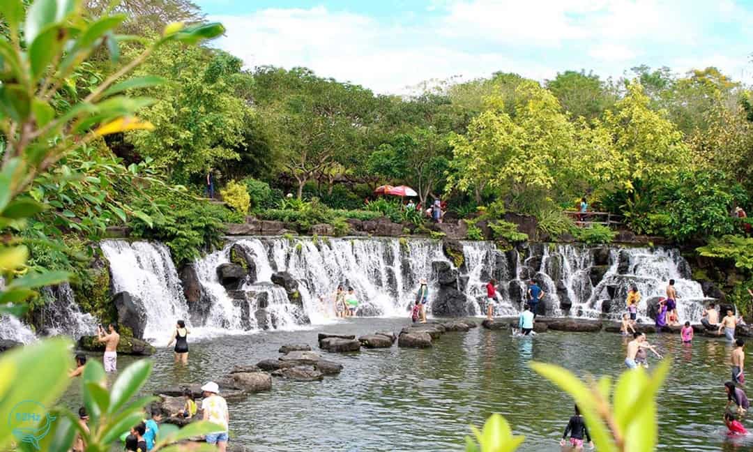 Tắm suối tại Suối Mơ