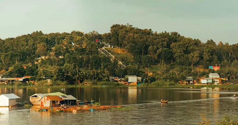 View hồ Trị An Lưng Chừng Mây