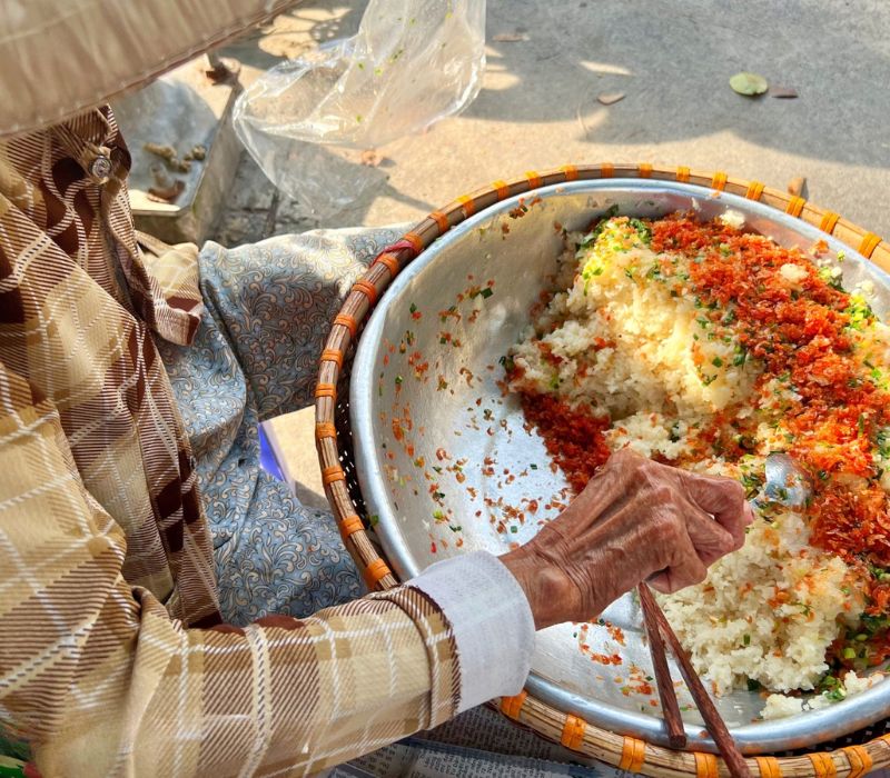 Bà Bảy chuẩn bị xôi từ sáng sớm