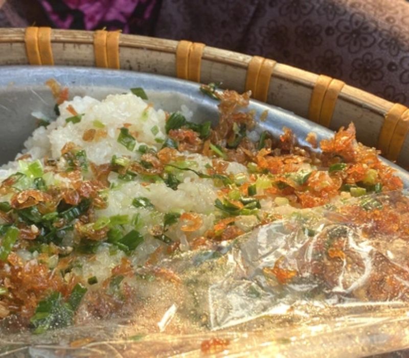 Xôi bà Bảy với tép khô và lạp xưởng