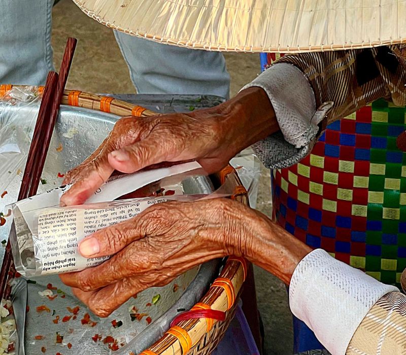 Bà Bảy gói xôi cho khách